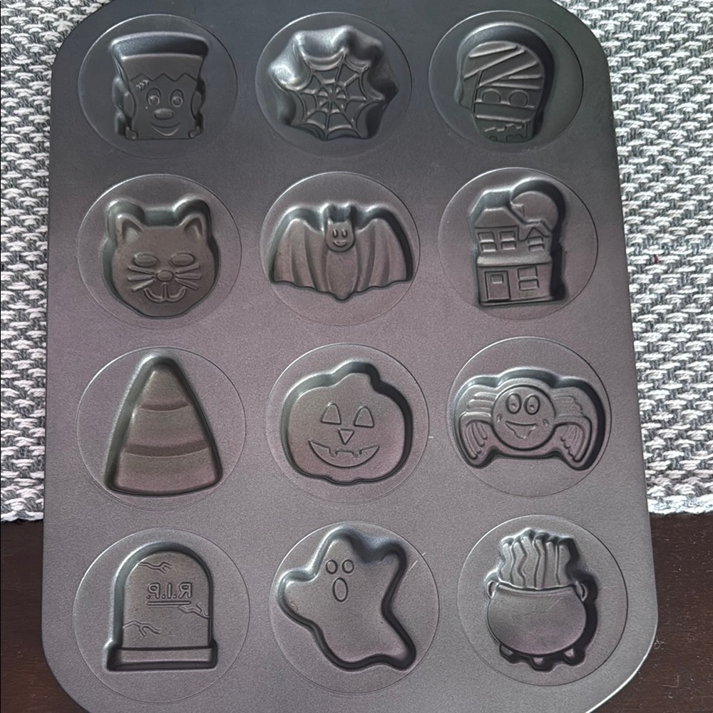 Wilton Ghost-Shaped Non-Stick Baking Pan